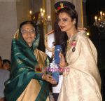 Rekha receive Padma Vibhushan in Rashtrapati Bhavan, New Delhi on 7th April 2010 (7).jpg
